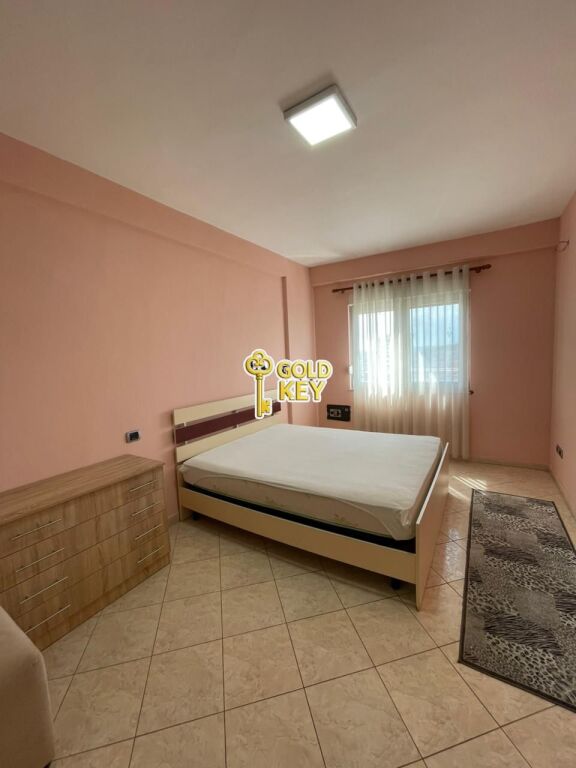 🏡  APARTAMENT ME QERA 1+1Pallati i Sportit, Rrugë Kryesore, Durrës