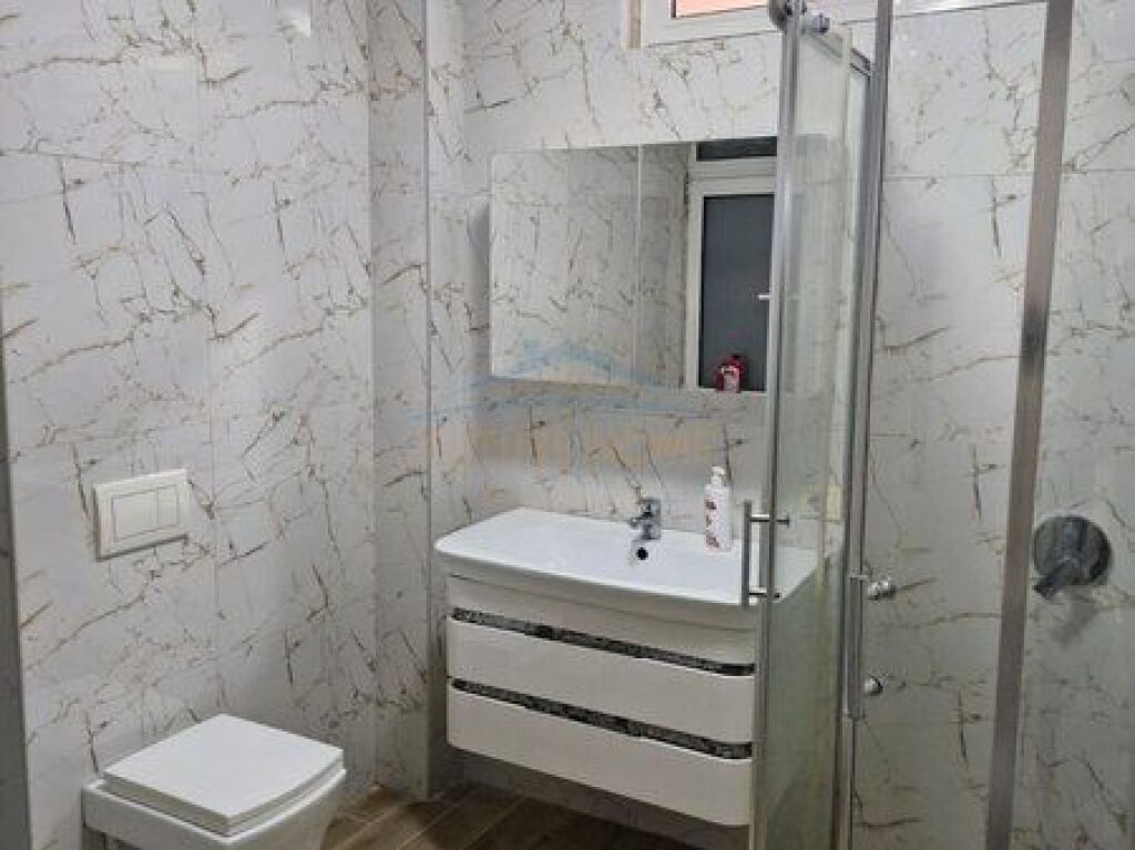 Shitet, Apartament 3+1+2, Porcelan, Tiranë