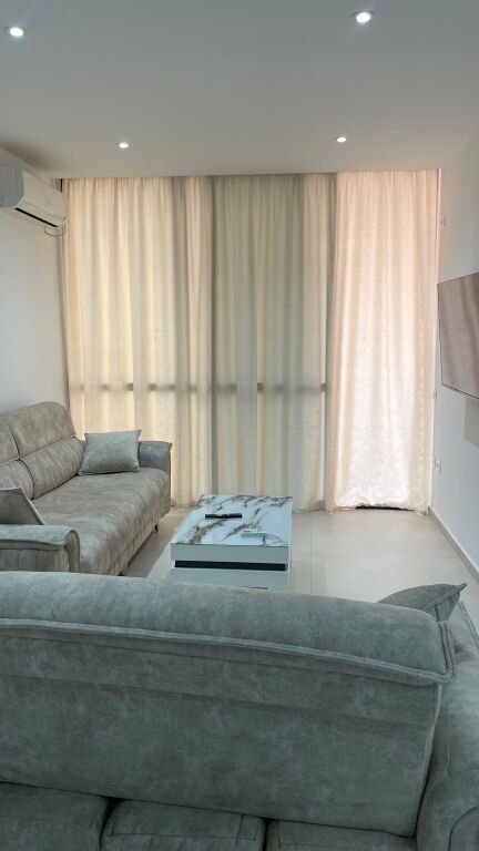 21 Dicembre vicino al Centro, si affitta un nuovo appartamento 2+1, nuovo, mai abitato, in un edificio nuovo!