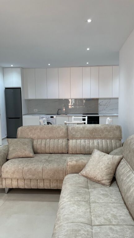 21 Dicembre vicino al Centro, si affitta un nuovo appartamento 2+1, nuovo, mai abitato, in un edificio nuovo!