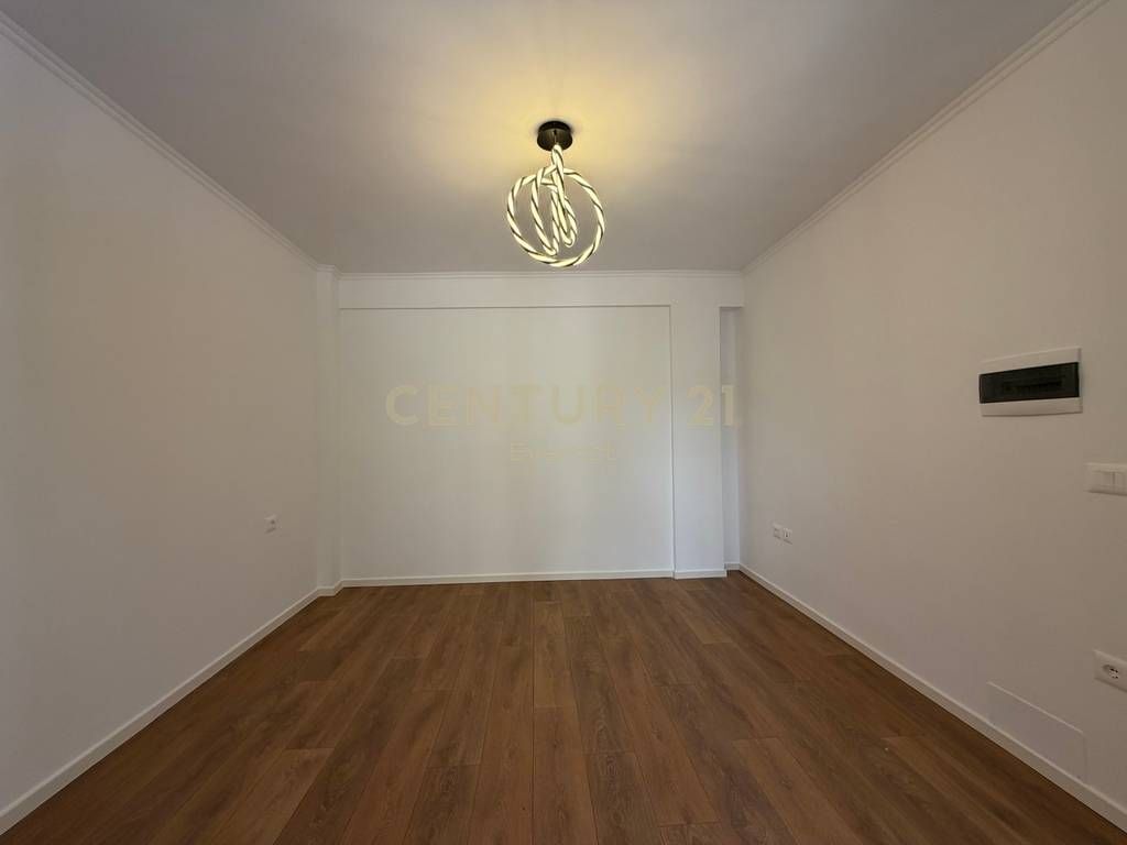 VASIL SHANTO, SHESIM GARSONIERE!