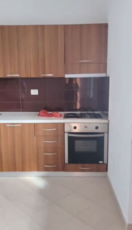 Siri Kodra, jepet me qera 3+1 bosh