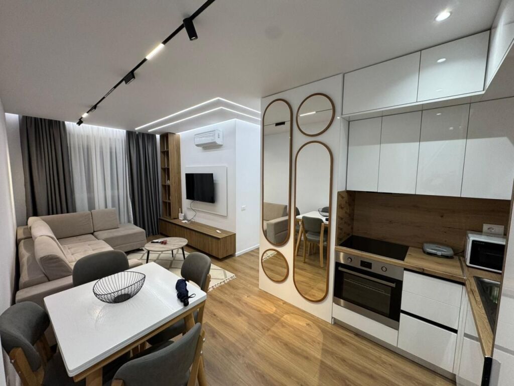 Affittasi appartamento 2+1+Parcheggio  Indirizzo: Ali Demi Complesso Kadiu  Arredato  7° piano  Superficie 89 m2  Prezzo 600 mila lek con parcheggio