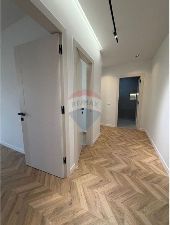 Shitet Apartament 2+1+2 pranë rrethit të Shkozës