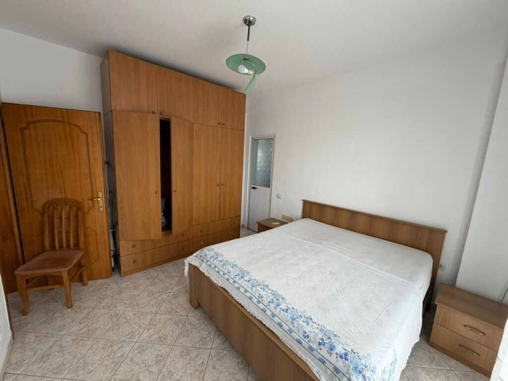 Appartamento in affitto in Via Siri Kodra 📍 Sopra Ambulanza n. 3, 5° piano (con ascensore) 📐 110 m² | 🛋️ Soggiorno + cucina | 🛏️ 3 camere da letto | 🚿 2 bagni | 🌇 Balcone 💶 Prezzo: 750€/mese