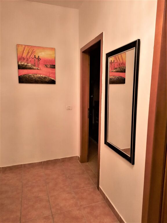 Shes app 1+1, Rruga 5 Maji, Tirane. E mobiluar.