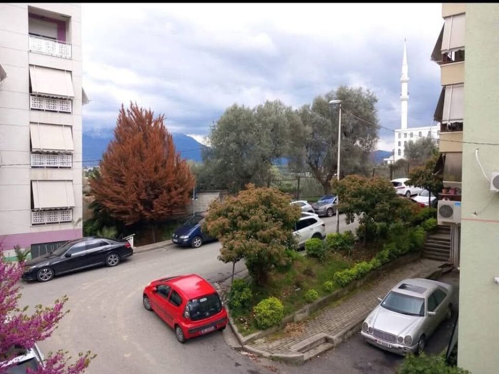 SHITET APARTAMENT 2+1+2 Banjo+2 Ballkone    Adresa: KOPSHTI BOTANIK (TEK XHAMIA), TIRANE