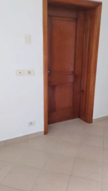 Siri Kodra, jepet me qera 3+1 bosh