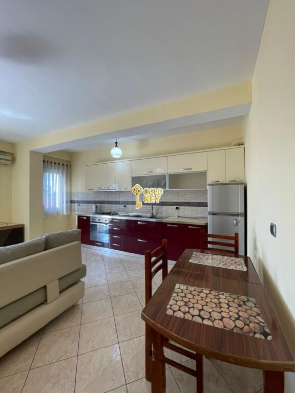 🏡  APARTAMENT ME QERA 1+1Pallati i Sportit, Rrugë Kryesore, Durrës