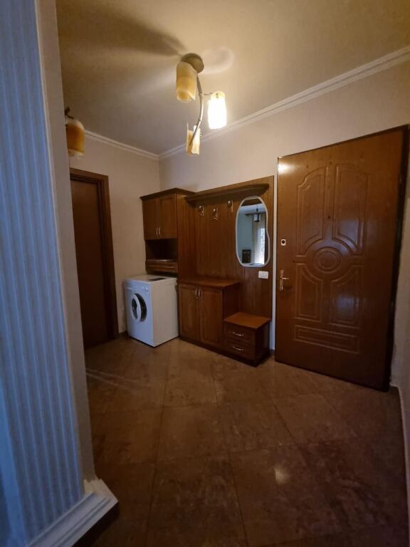 📣 QERA Apartament 1+1 📍 Prane Gjimnazit "Petro Nini Luarasi" ✨   🏢 Ndertim i Ri  🪜 Kati 8 (Me Ashensor)  🛋️ Totalisht i Mobiluar   💶 Cmimi 60.000 Leke/Muaj