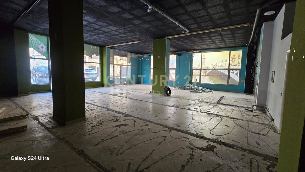 Ambient 170m2 me Qira në Durrës !