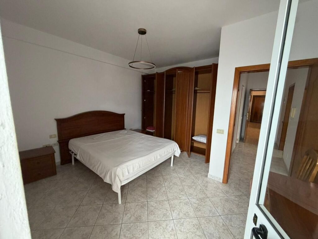Appartamento in affitto in Via Siri Kodra 📍 Sopra Ambulanza n. 3, 5° piano (con ascensore) 📐 110 m² | 🛋️ Soggiorno + cucina | 🛏️ 3 camere da letto | 🚿 2 bagni | 🌇 Balcone 💶 Prezzo: 750€/mese