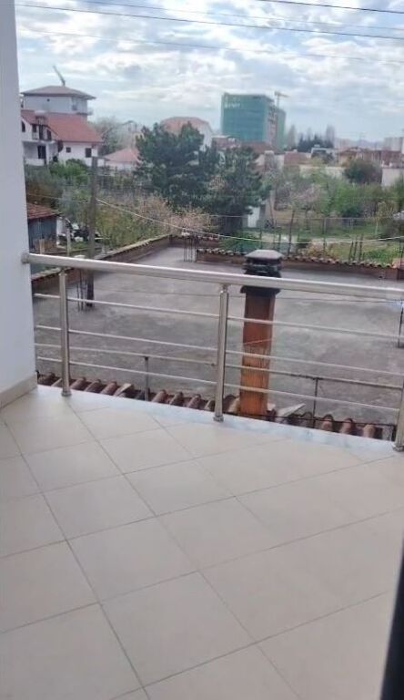 Siri Kodra, jepet me qera 3+1 bosh