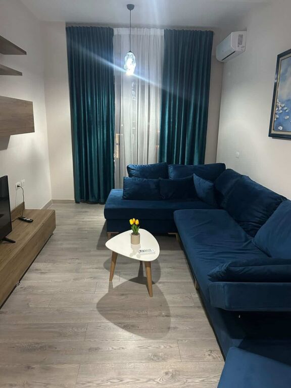 Appartamento 1+1 in affitto in via Xhanfize Keko a Xhamlliku. L'appartamento è completamente nuovo, appena arredato con tutto di qualità, situato in un edificio nuovo con ascensore. Affitto mensile 600 mila lek