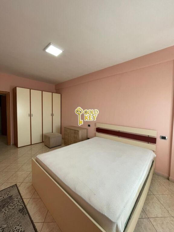 🏡  APARTAMENT ME QERA 1+1Pallati i Sportit, Rrugë Kryesore, Durrës