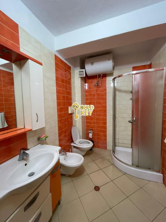 🏡  APARTAMENT ME QERA 1+1Pallati i Sportit, Rrugë Kryesore, Durrës