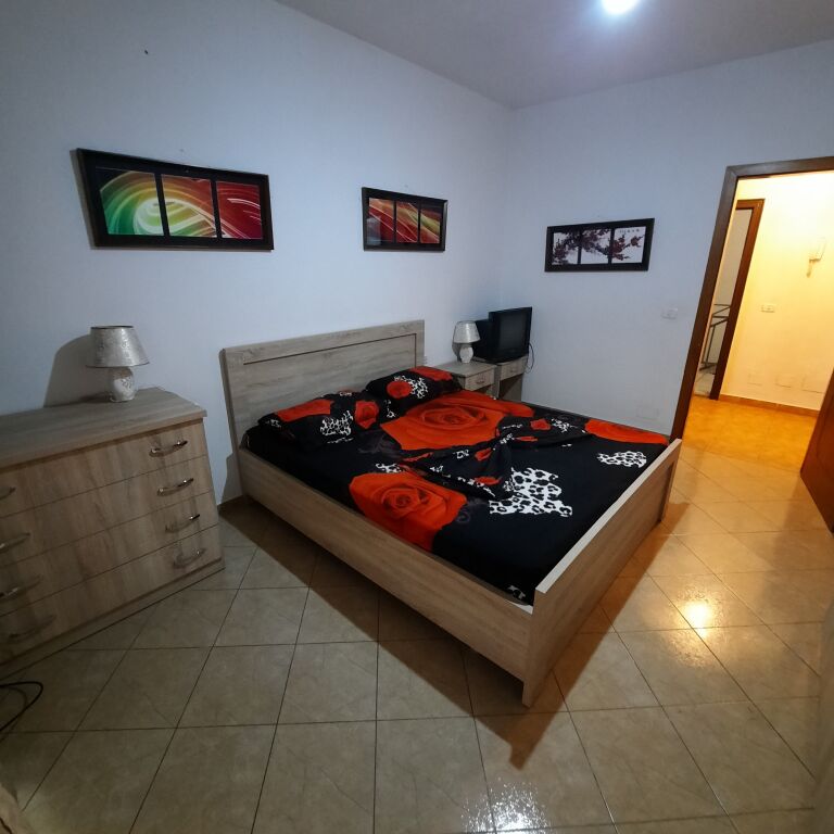 Shes app 1+1, Rruga 5 Maji, Tirane. E mobiluar.