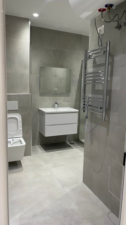 21 Dicembre vicino al Centro, si affitta un nuovo appartamento 2+1, nuovo, mai abitato, in un edificio nuovo!