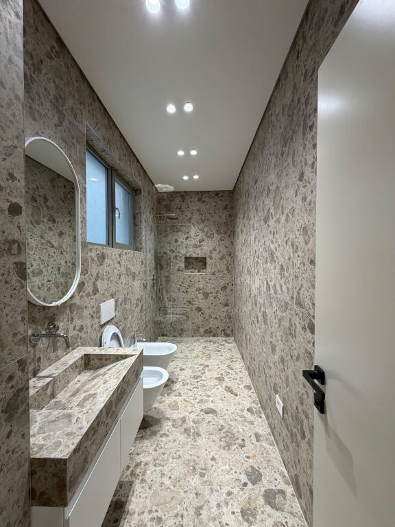 APARTAMENT LUKSOZ 2+1 ME VERANDE PER QERA TEK LIQENI THATE