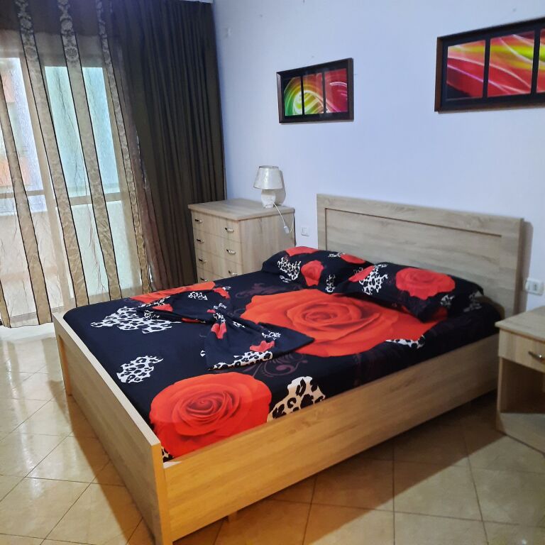 Shes app 1+1, Rruga 5 Maji, Tirane. E mobiluar.