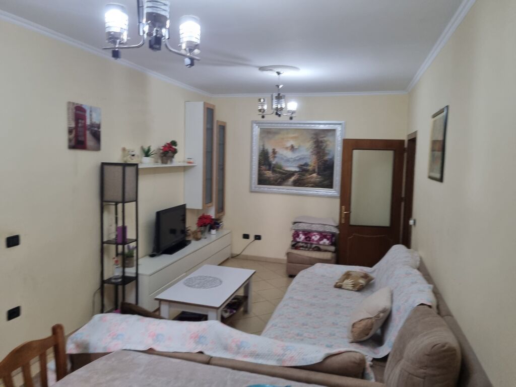 Apartament 2+1 me qera, ngjit Pallatit me Shigjeta