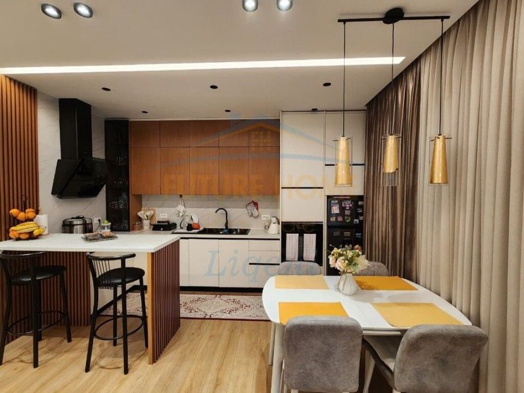 Shitet, Apartament 2+1+Post Parkimi, Liqeni i Thate, Tiranë