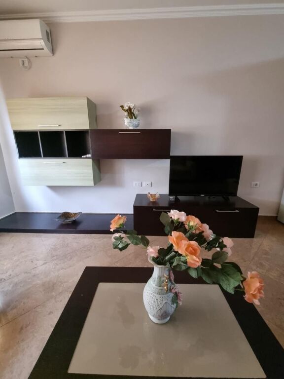 📣 QERA Apartament 1+1 📍 Prane Gjimnazit "Petro Nini Luarasi" ✨   🏢 Ndertim i Ri  🪜 Kati 8 (Me Ashensor)  🛋️ Totalisht i Mobiluar   💶 Cmimi 60.000 Leke/Muaj