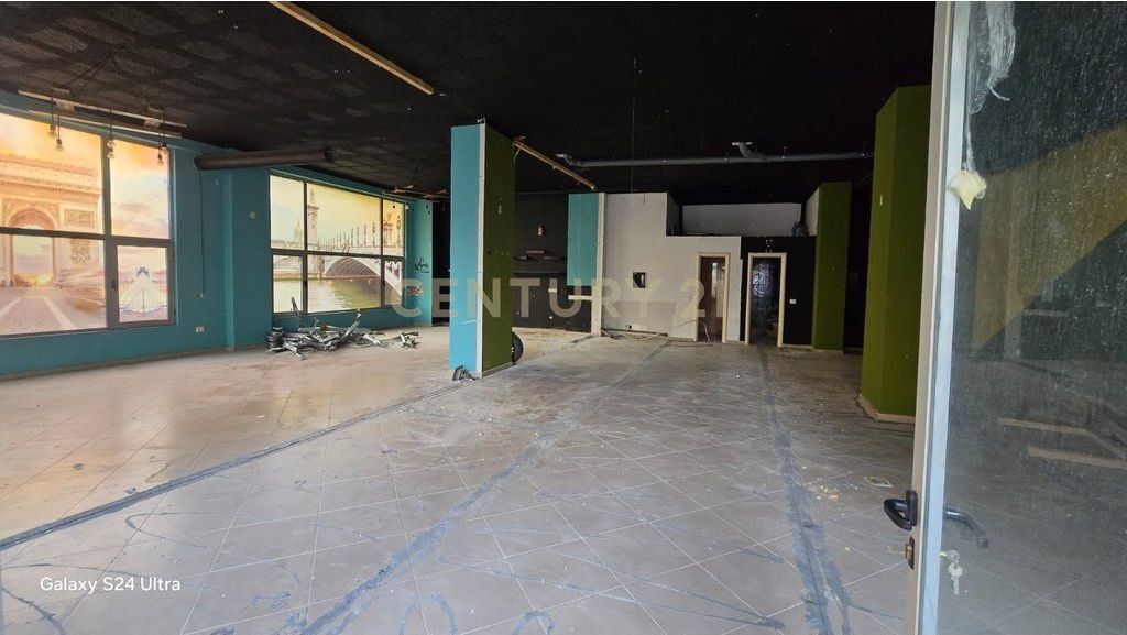 Ambient 170m2 me Qira në Durrës !