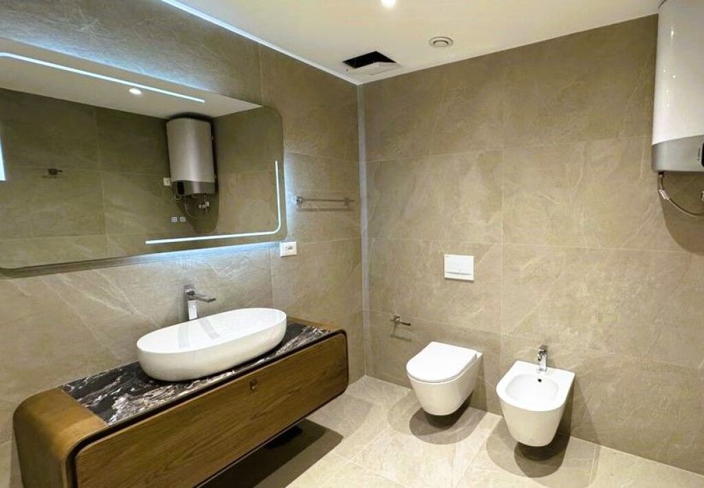 JEPET ME QIRA APARTAMENT 2+1+2 ME POST PARKIMI TEK KODRA E DIELLIT !