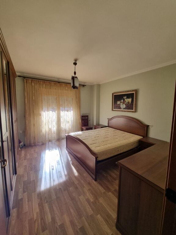 📣 QERA Apartament 1+1 📍 Prane Gjimnazit "Petro Nini Luarasi" ✨   🏢 Ndertim i Ri  🪜 Kati 8 (Me Ashensor)  🛋️ Totalisht i Mobiluar   💶 Cmimi 60.000 Leke/Muaj