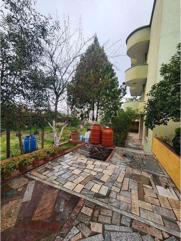 🏰 Vilë Trekatëshe me Potencial Zhvillimi – Qyteti Studenti