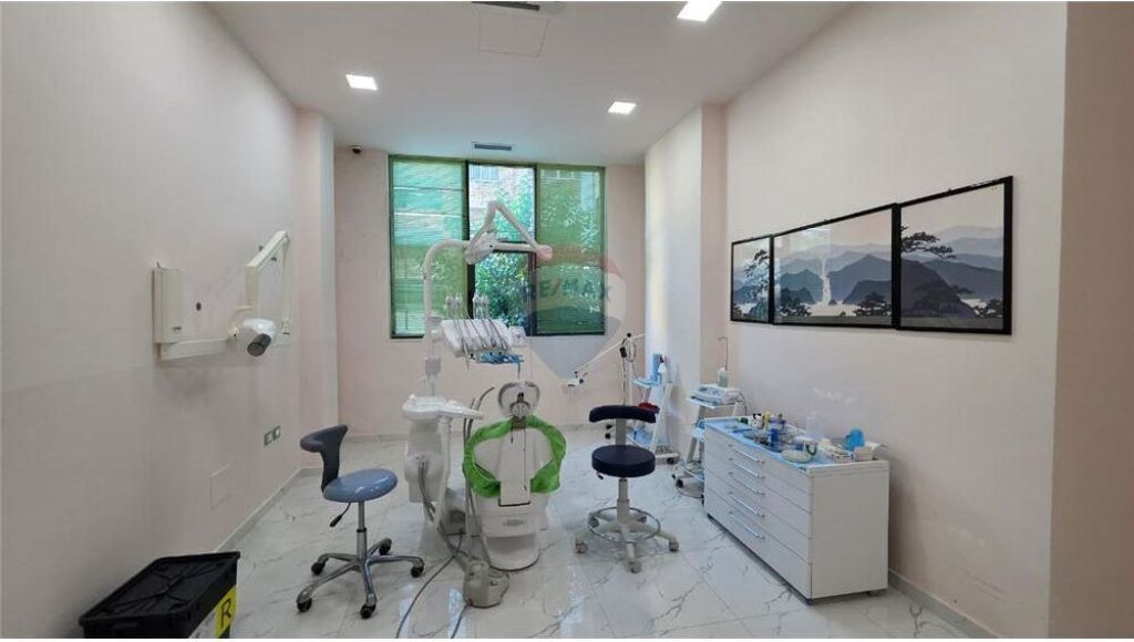 Klinikë Dentare- Për Shitje - Rruga Hajredin Haxhiraj, Vlorë