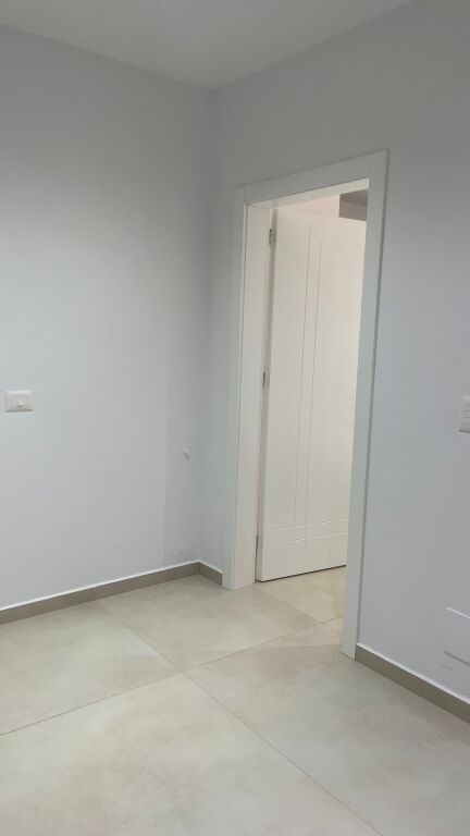 21 Dicembre vicino al Centro, si affitta un nuovo appartamento 2+1, nuovo, mai abitato, in un edificio nuovo!