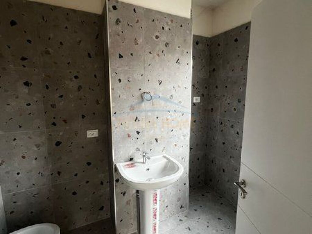 Shitet , Apartament 2+1+2 , 5 Maji , Tirane