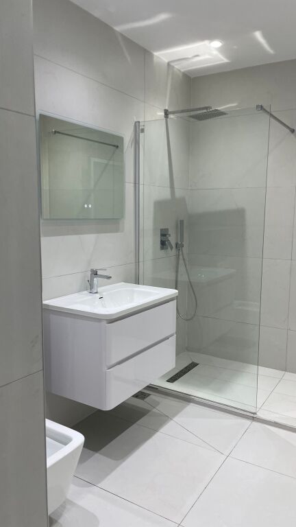 21 Dicembre vicino al Centro, si affitta un nuovo appartamento 2+1, nuovo, mai abitato, in un edificio nuovo!