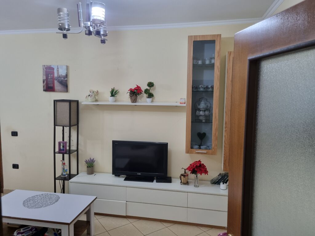 Apartament 2+1 me qera, ngjit Pallatit me Shigjeta