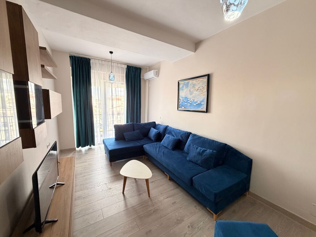 Jepet me qera apartament 1+1 ne rrugen Xhanfize Keko te Xhamlliku.Apartamenti eshte totalisht i ri,i sapo arreduar me cdo gje cilesore,ndodhet ne nje pallat te ri me ashensor.600 mije leke qeraja mujore