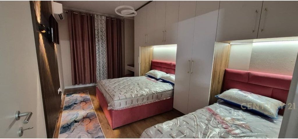 SUPER APARTAMENT 1+1 PËR QERA – Rruga 5 Maj, pranë Emerald Center
