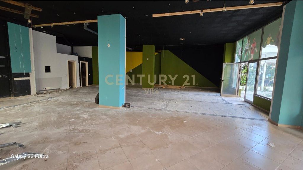 Ambient 170m2 me Qira në Durrës !