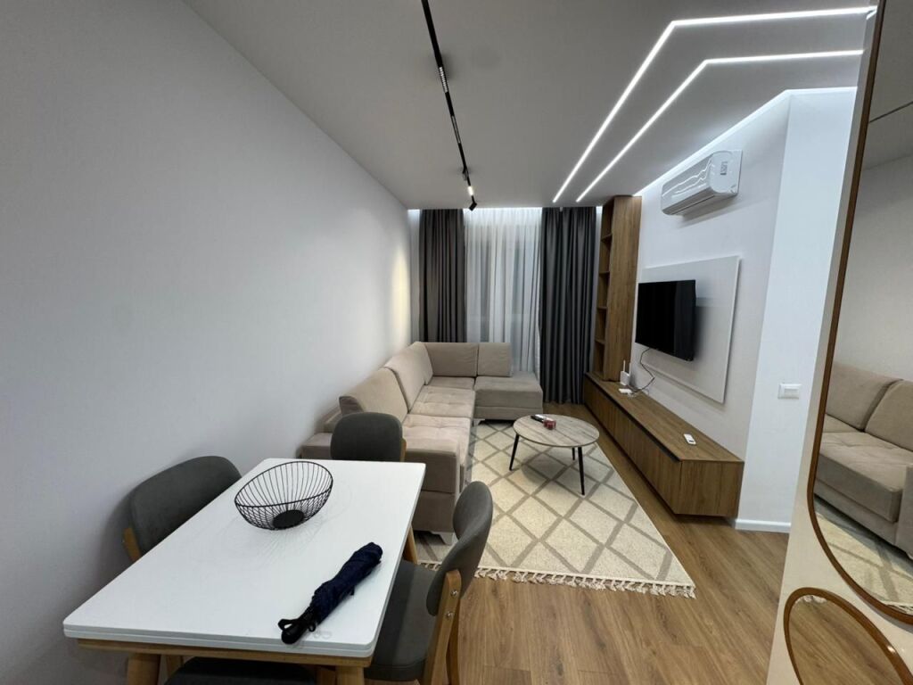 Affittasi appartamento 2+1+Parcheggio  Indirizzo: Ali Demi Complesso Kadiu  Arredato  7° piano  Superficie 89 m2  Prezzo 600 mila lek con parcheggio