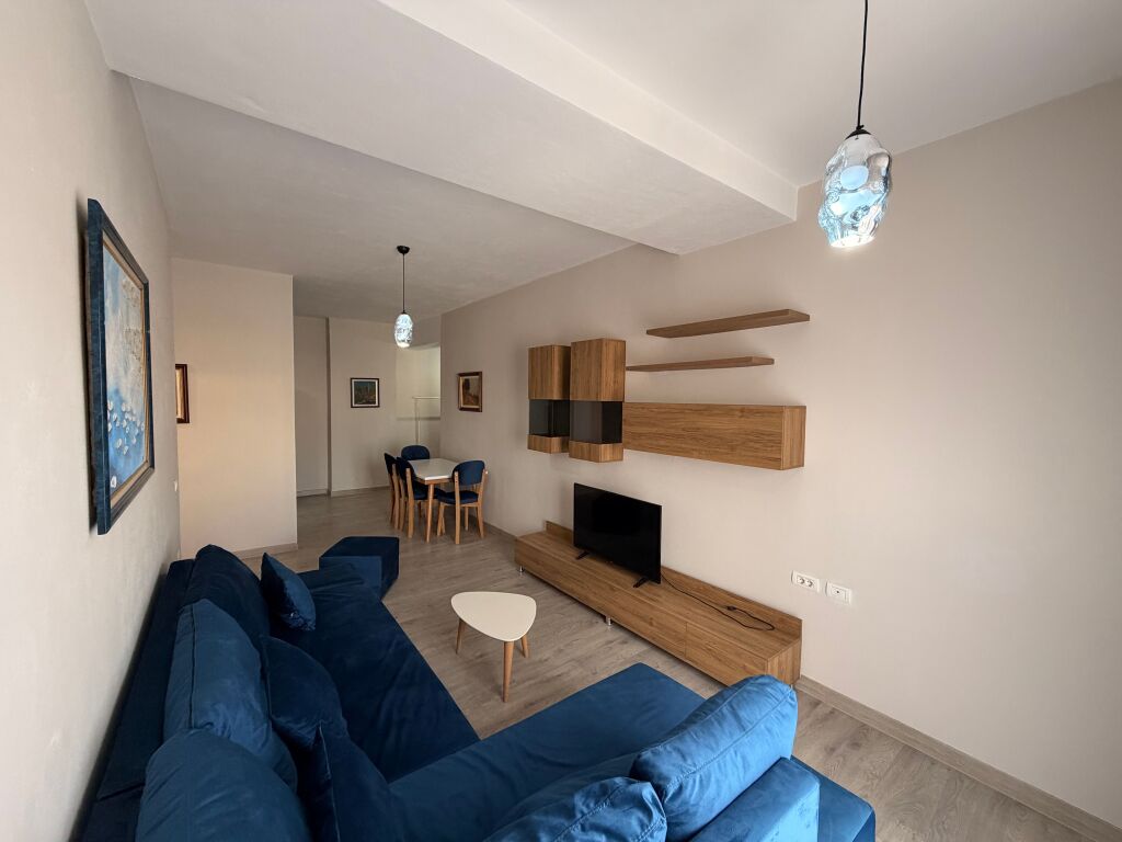 Jepet me qera apartament 1+1 ne rrugen Xhanfize Keko te Xhamlliku.Apartamenti eshte totalisht i ri,i sapo arreduar me cdo gje cilesore,ndodhet ne nje pallat te ri me ashensor.600 mije leke qeraja mujore