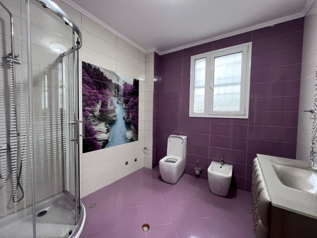 JEPET ME QERA VILE 4 KATESHE- RRUGA ILJAZ CERGA, NGJITUR ME UNAZEN E MADHE