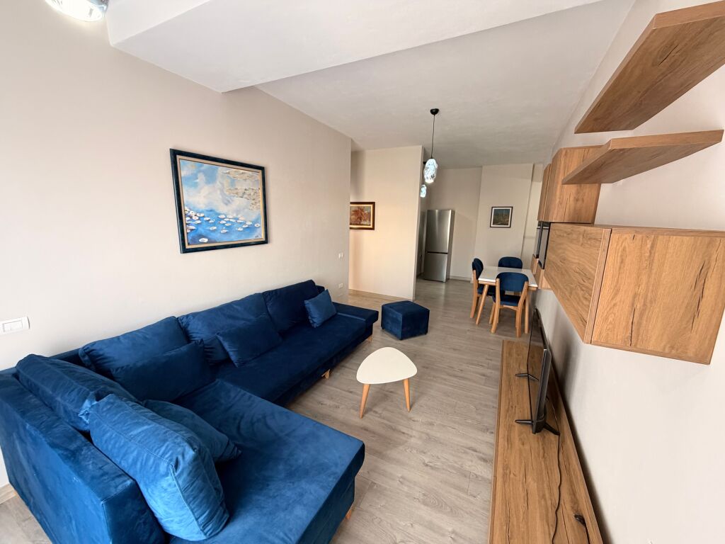 Jepet me qera apartament 1+1 ne rrugen Xhanfize Keko te Xhamlliku.Apartamenti eshte totalisht i ri,i sapo arreduar me cdo gje cilesore,ndodhet ne nje pallat te ri me ashensor.600 mije leke qeraja mujore