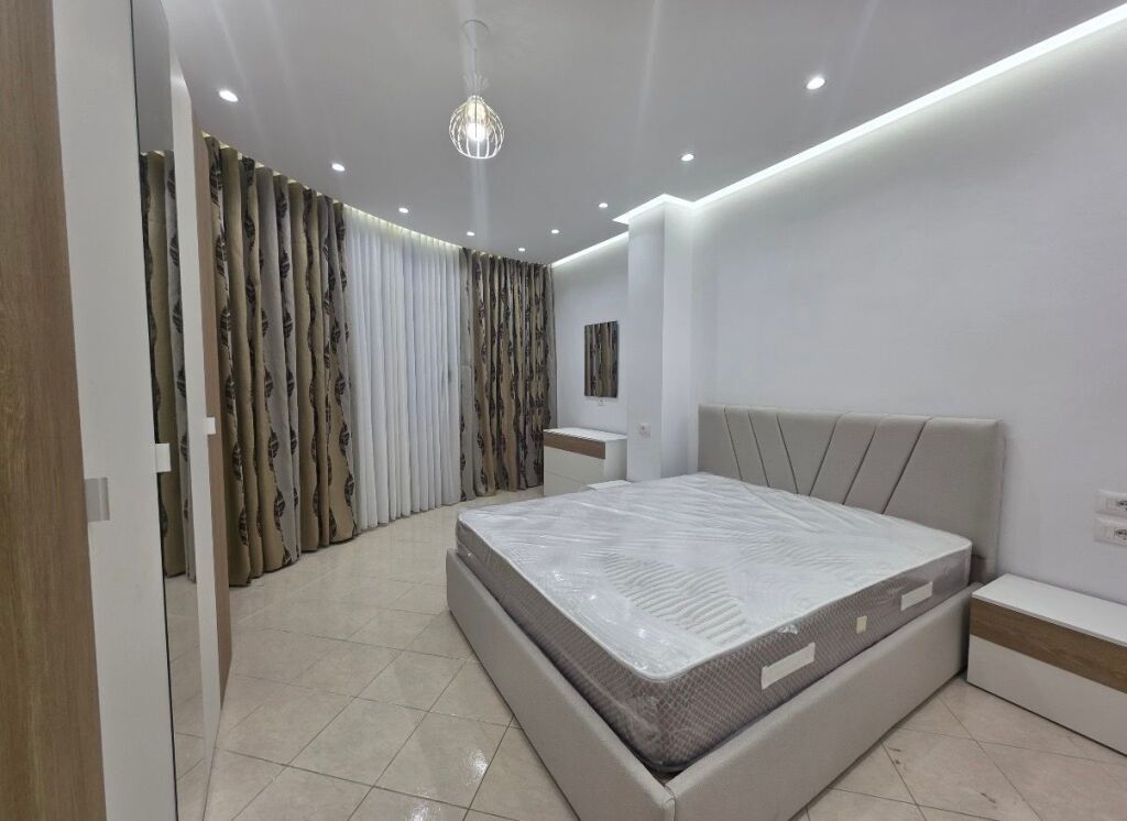 Super 2+1+2, Bohem Bar Astir 600 mije leke