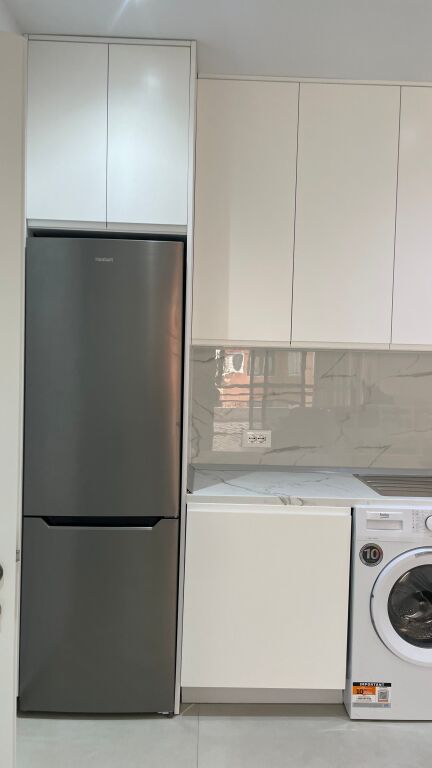 21 Dicembre vicino al Centro, si affitta un nuovo appartamento 2+1, nuovo, mai abitato, in un edificio nuovo!