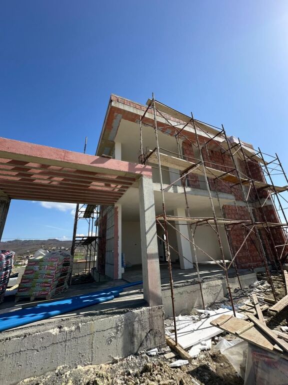 VILË PËR SHITJE NË GJIRIN E LALZIT !   300,000 €