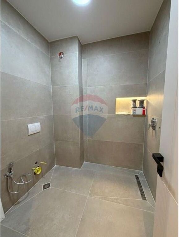 Shitet Apartament 2+1+2 pranë rrethit të Shkozës