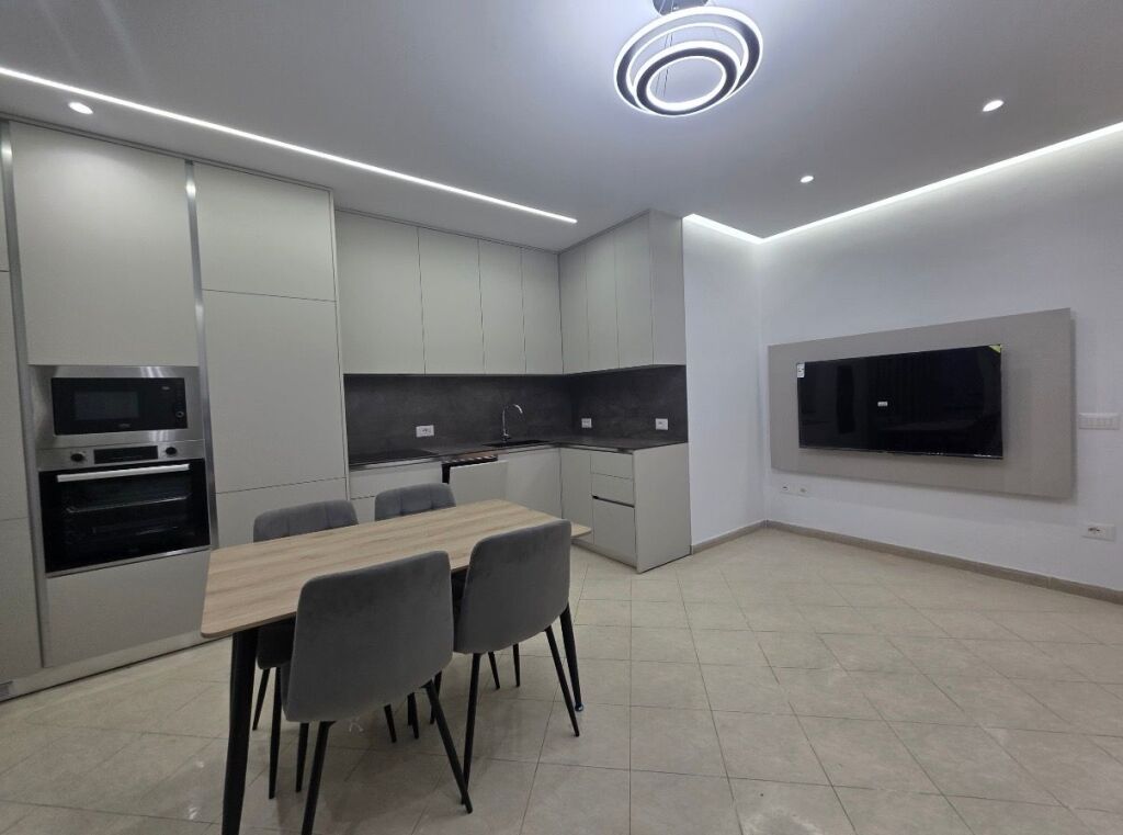 Super 2+1+2, Bohem Bar Astir 600 mije leke