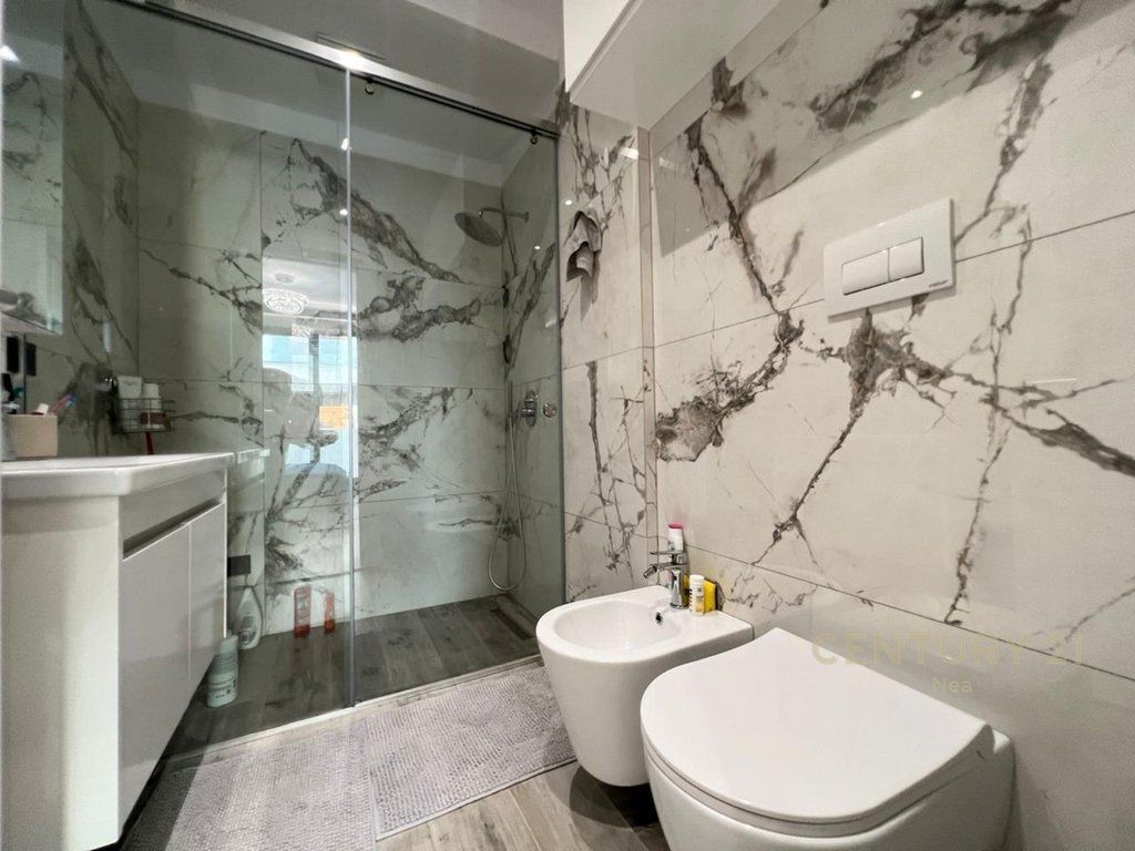 Shitet apartament luksoz 3+1+2 ne nje rezidence te re prane Teg