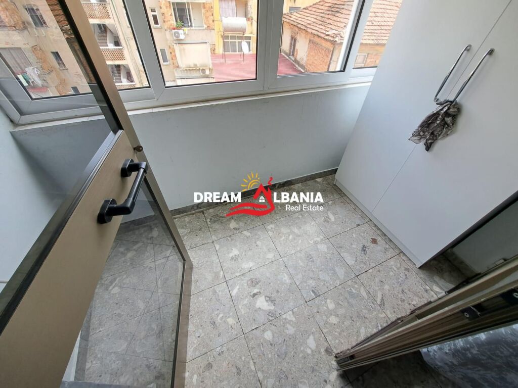 Appartamento 2+1 in affitto in Via Fortuzi vicino alla Scuola Jeronim De Rada a Tirana (ID 4239045 )